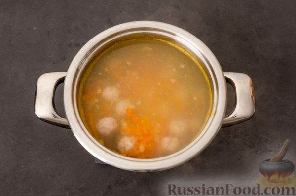 Суп с мясными фрикадельками и яично-сметанной заправкой