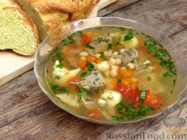 Говяжий суп с нутом, клёцками и помидорами