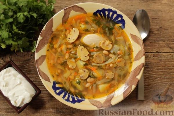 Суп с консервированной фасолью, маринованными грибами, курицей и капустой