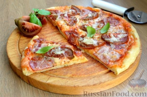 Пицца из дрожжевого теста длительного брожения, с копчёностями и помидорами