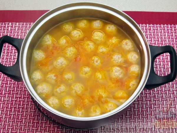 Суп с куриными фрикадельками, лапшой и помидорами
