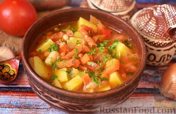 Фасолевый суп с колбасками  и овощами