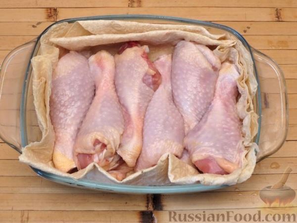 Куриные ножки, запечённые на лаваше, в соусе из кефира и сладкого перца