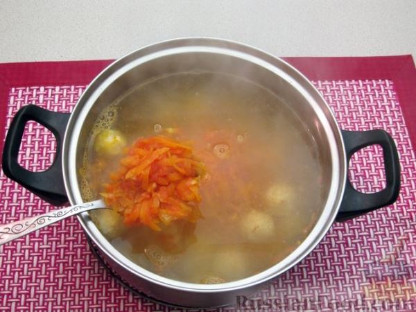 Суп с куриными фрикадельками, лапшой и помидорами