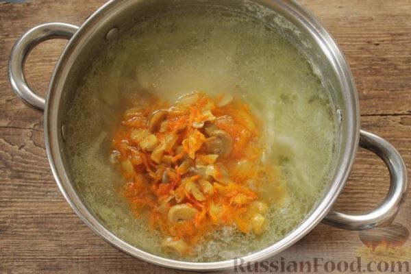 Суп с консервированной фасолью, маринованными грибами, курицей и капустой