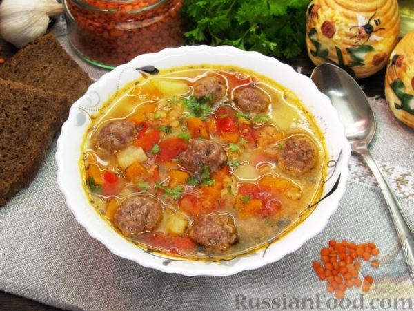 Чечевичный суп с овощами и мясными фрикадельками