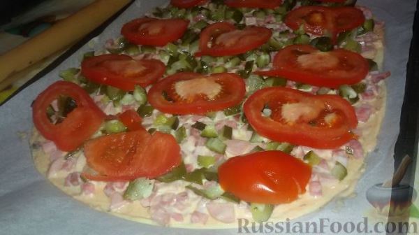 Пицца по-итальянски (с колбасой и <!--more-->маринованными огурцами)