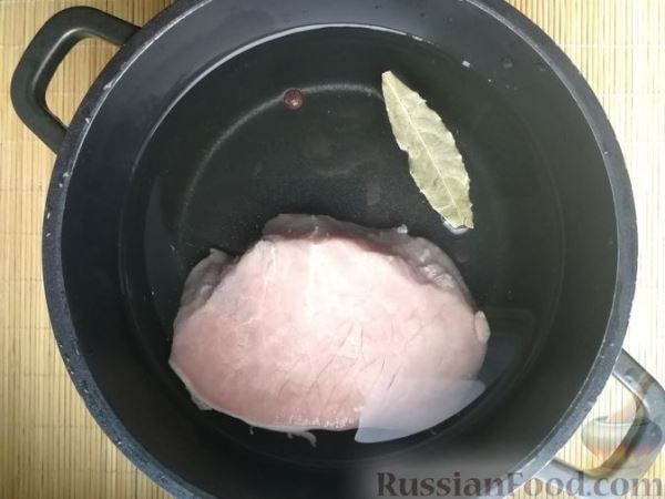 Борщ со свининой, консервированной фасолью и сметаной