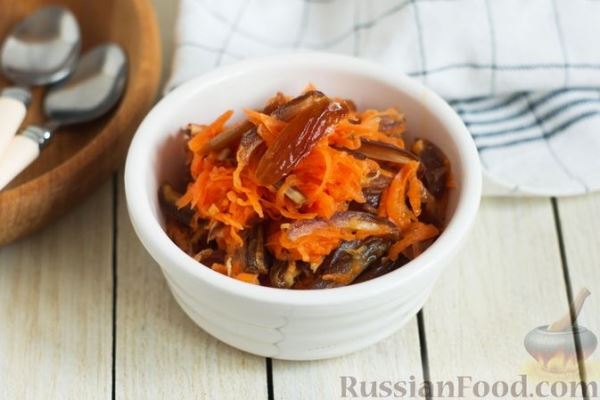 Морковный салат с финиками и медово-имбирной заправкой