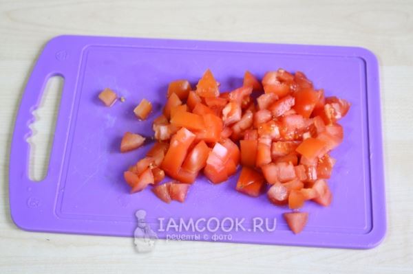 Омлет с кабачками и помидорами на сковороде