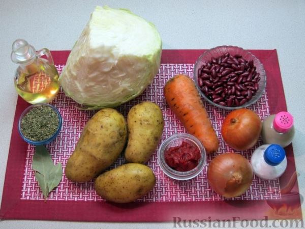 Капуста, тушенная с фасолью, картофелем и томатной пастой