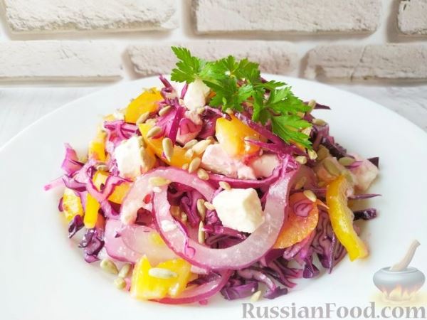 Салат из краснокочанной капусты с фетой, болгарским перцем и красным луком