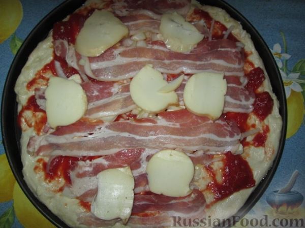 Пицца с беконом и копченым сыром