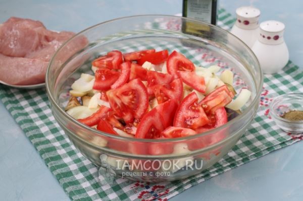 Индейка с баклажанами и помидорами в духовке
