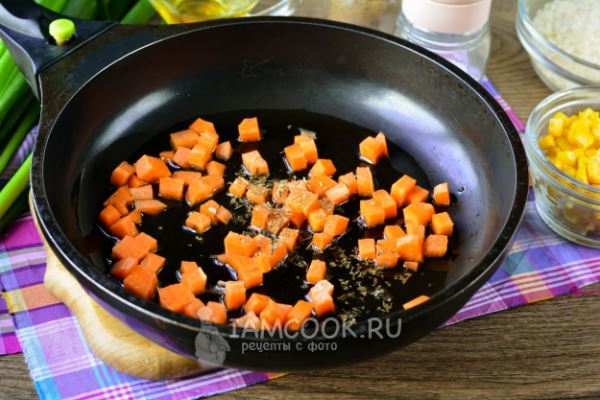 Рис с кукурузой и морковью (на сковороде)