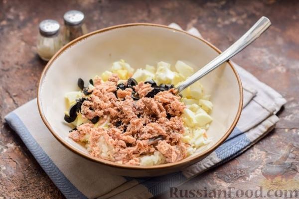 Салат с тунцом, рисом, маслинами и яйцами