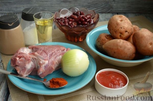 Картошка, тушенная со свининой и фасолью