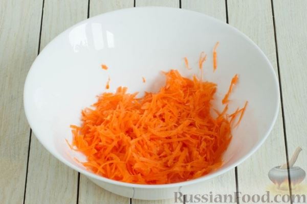 Морковный салат с финиками и медово-имбирной заправкой