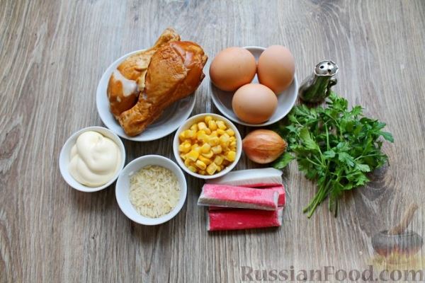 Салат с крабовыми палочками, копчёной курицей, рисом и кукурузой