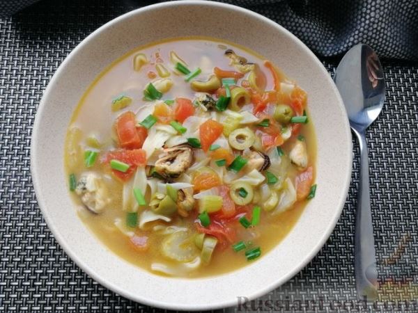 Суп с мидиями, лапшой и овощами, на курином бульоне