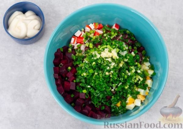 Салат с крабовыми палочками, свёклой и консервированной фасолью