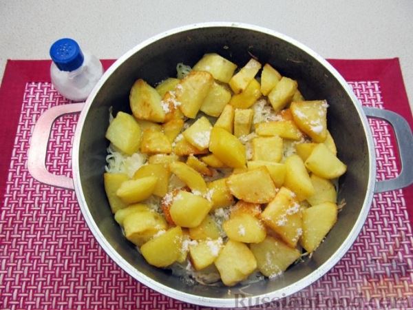 Капуста, тушенная с фасолью, картофелем и томатной пастой