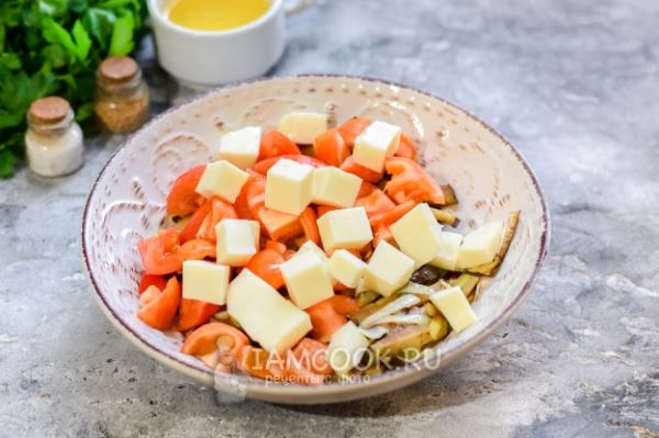 Салат из баклажанов с помидорами и моцареллой