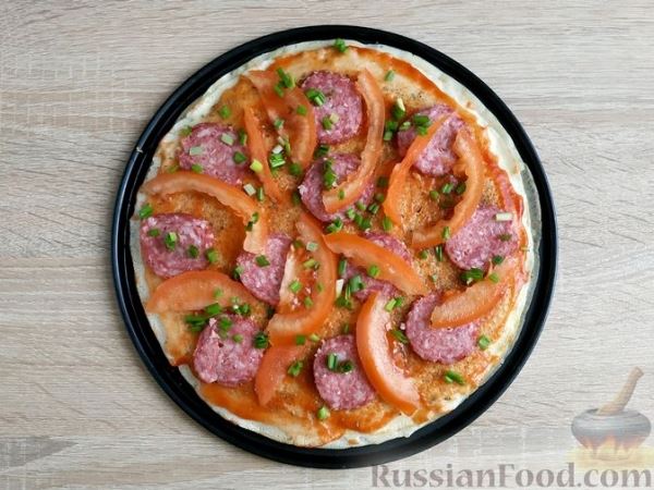 Блинная пицца с колбасой и помидорами