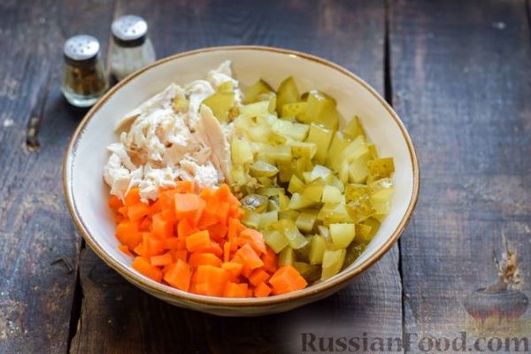 Салат с курицей, солёными огурцами, морковью и грецкими орехами