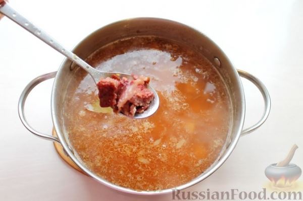 Гороховый суп с обжаренной свининой и копчёными ребрышками