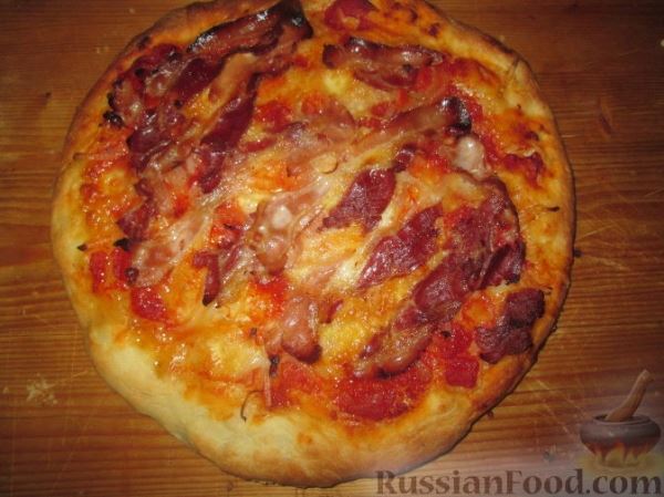 Пицца с беконом и копченым сыром