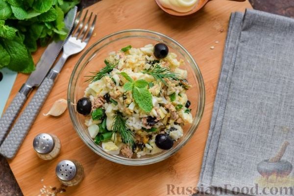 Салат с тунцом, рисом, маслинами и яйцами