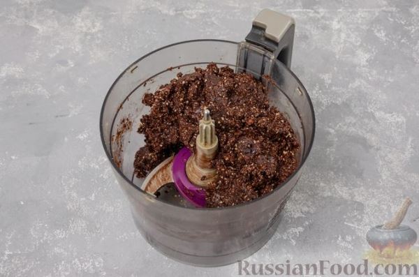 Шоколадно-ореховый десерт с финиками и кокосовой стружкой (брауни без выпечки)