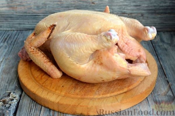 Курица, тушенная в пряном йогуртовом соусе, с кешью и изюмом