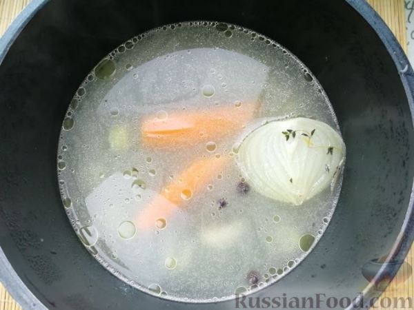 Суп с мидиями, лапшой и овощами, на курином бульоне