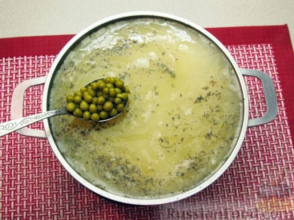 Сырный суп с куриными сердечками, булгуром и  консервированным горошком