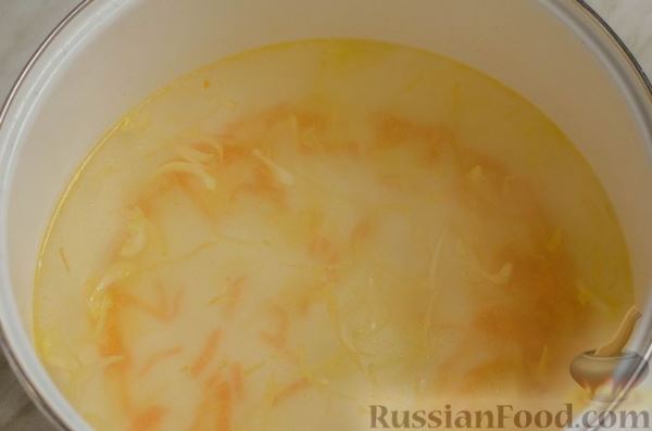 Суп на курином бульоне с домашней лапшой