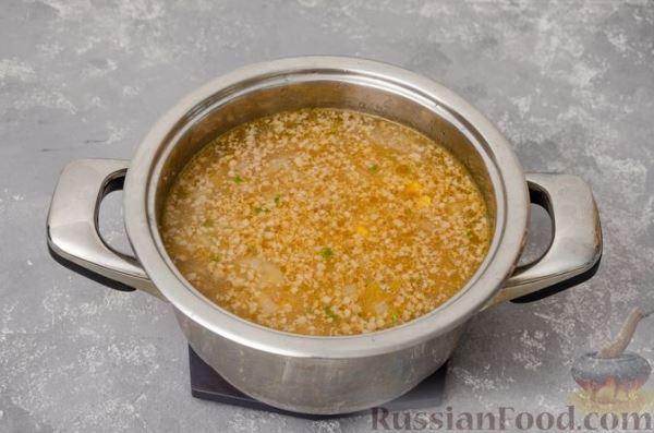 Сливочный суп с мясным фаршем и консервированной кукурузой