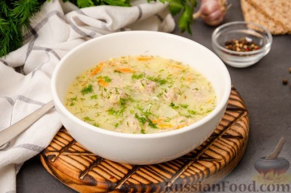 Суп с мясными фрикадельками и яично-сметанной заправкой