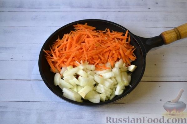 Слоёный салат с куриной печенью, картофелем, морковью и маринованными огурцами