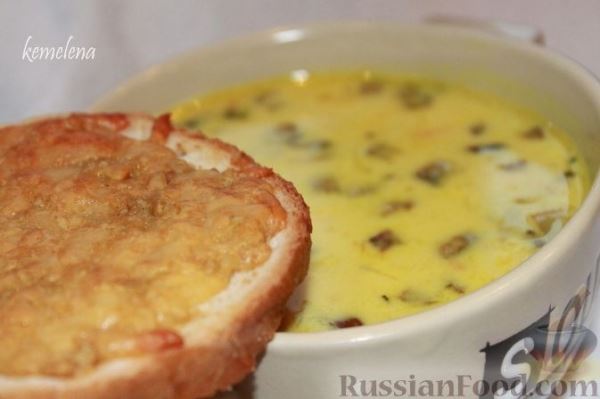 Сливочный грибной суп с чесночно-сырными гренками