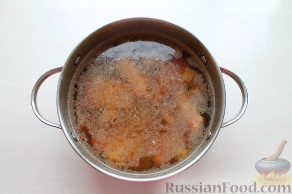 Гороховый суп с обжаренной свининой и копчёными ребрышками