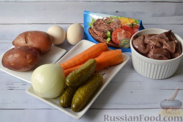 Слоёный салат с куриной печенью, картофелем, морковью и маринованными огурцами