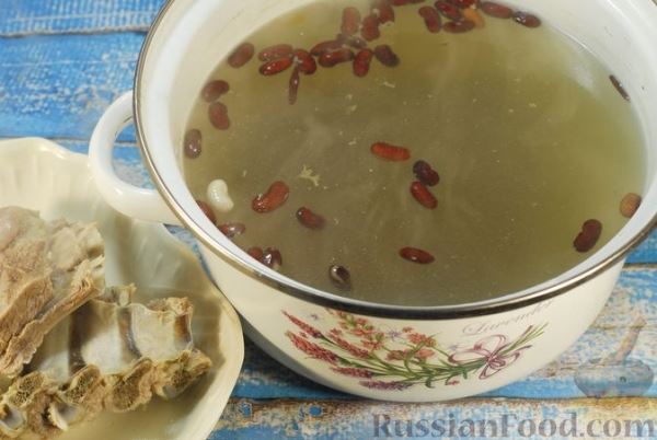 Суп с шампиньонами и фасолью на говяжьем бульоне