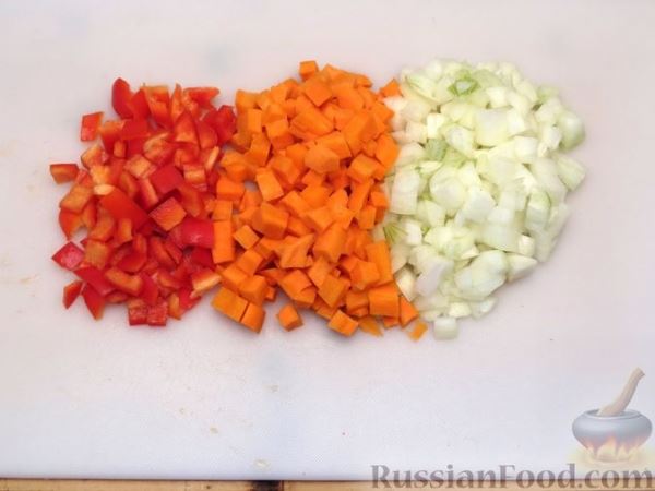 Чечевица с копчёными рёбрышками и овощами (на сковороде)