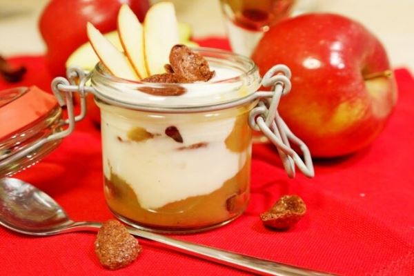 Десерт с яблочным пюре и сметанным муссом