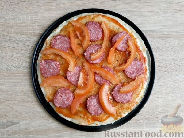 Блинная пицца с колбасой и помидорами