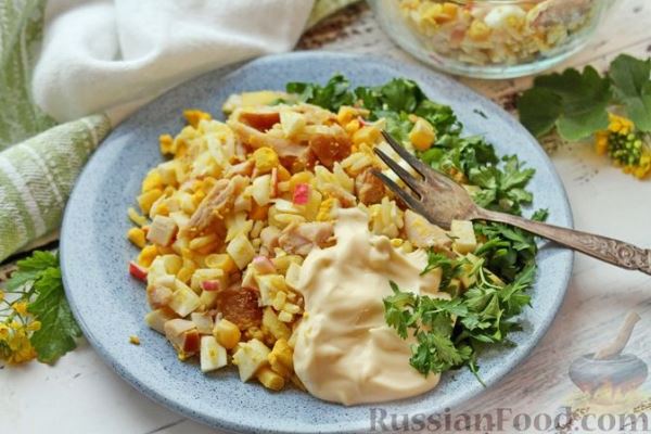 Салат с крабовыми палочками, копчёной курицей, рисом и кукурузой