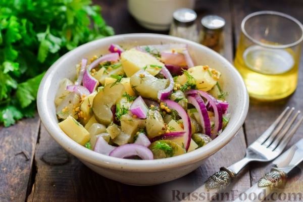 Картофельный салат с маринованными огурцами, луком и горчичной заправкой